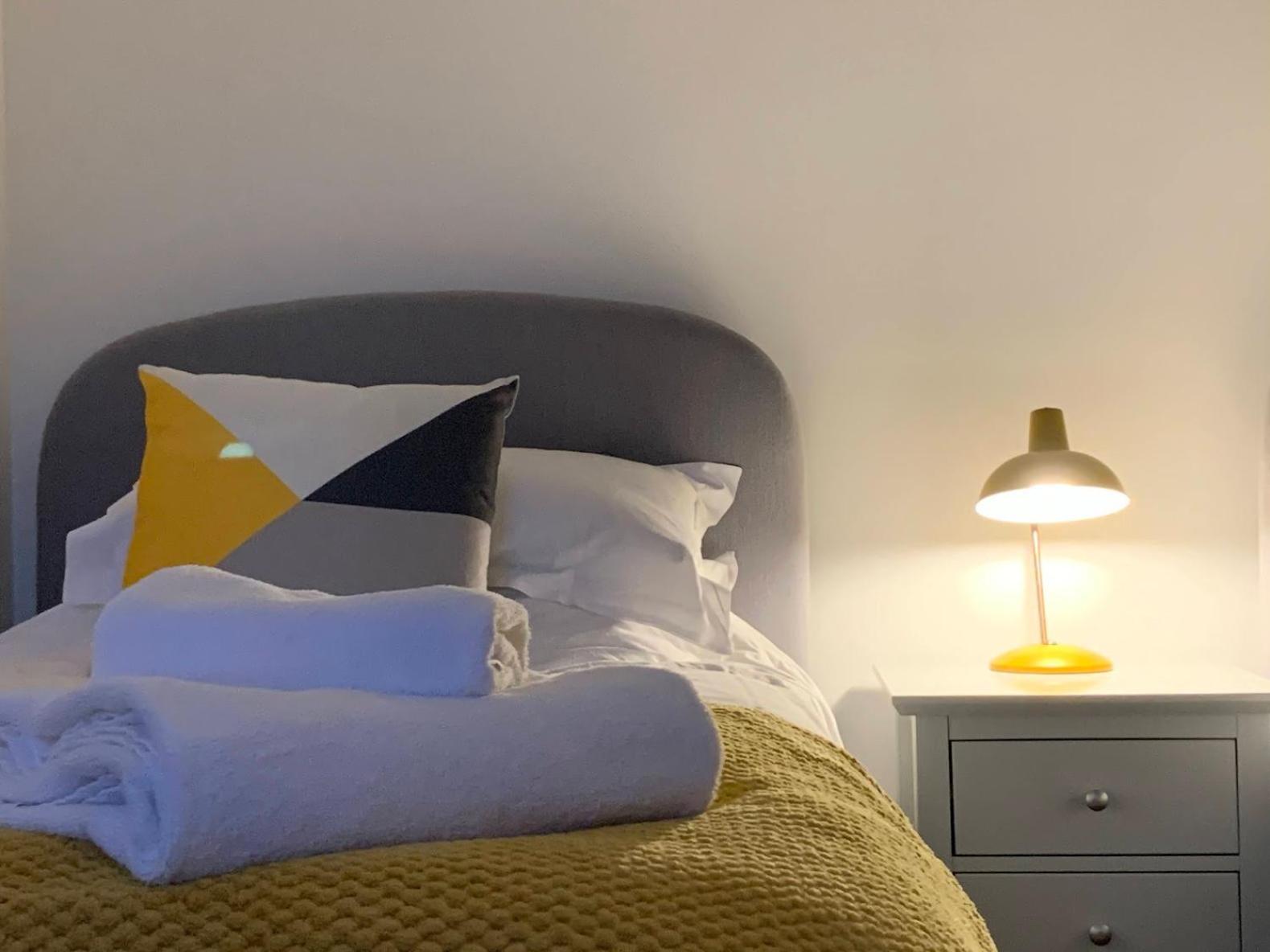 휫비 Retro Retreat, Sea View, Free Parking & Ev Plug-In 빌라 외부 사진