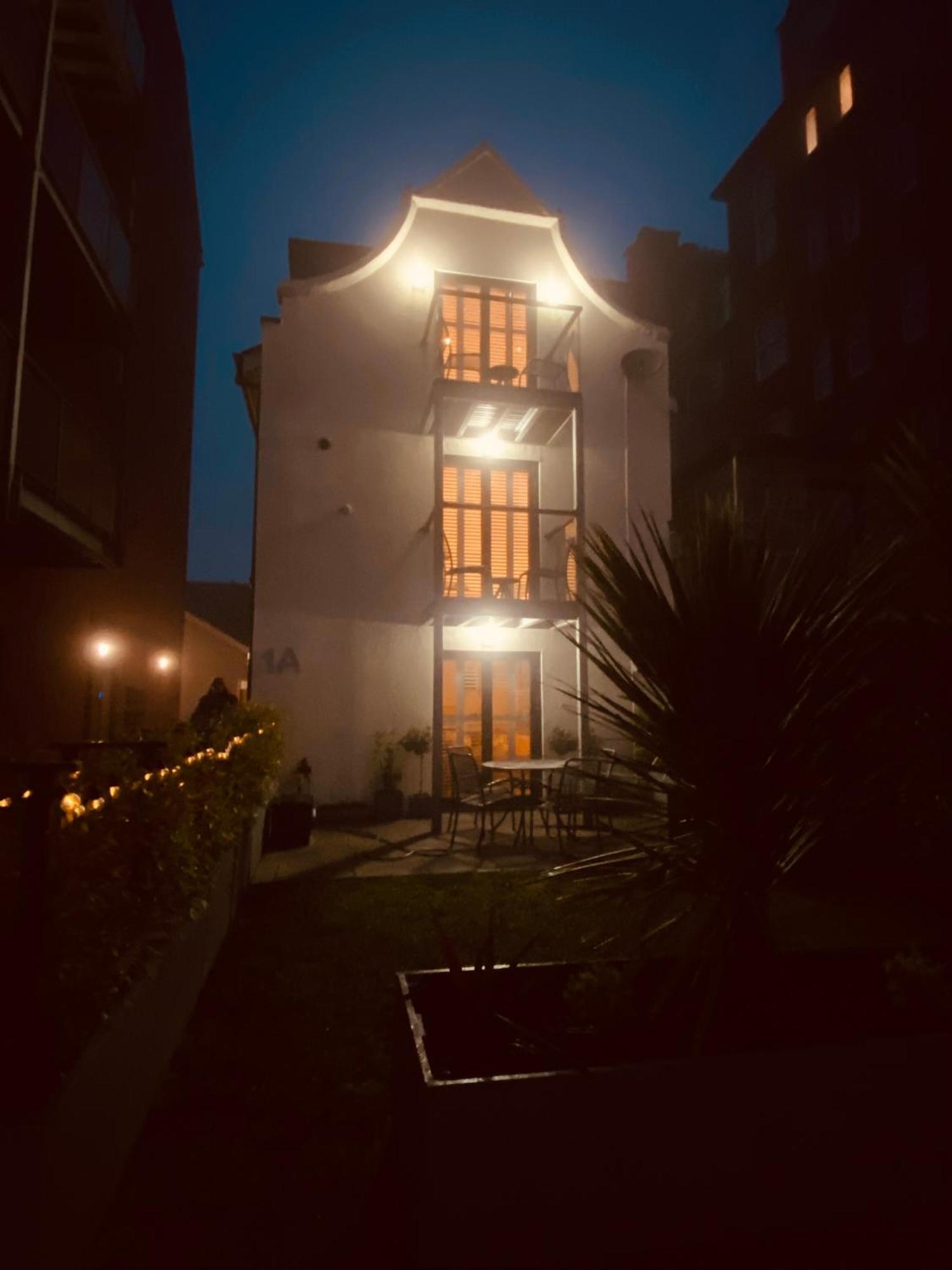 휫비 Retro Retreat, Sea View, Free Parking & Ev Plug-In 빌라 외부 사진